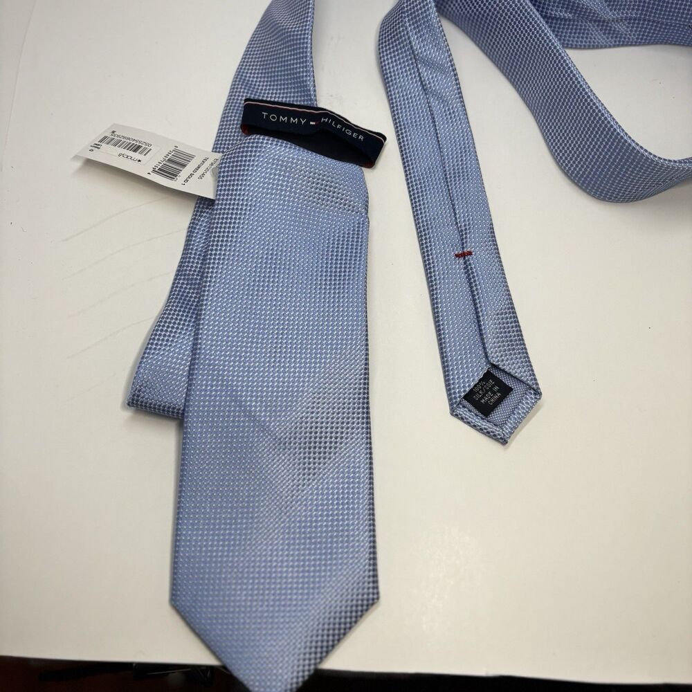 Tommy Hilfiger Men's Light Blue Textured 100% Silk Tie Neckwear NWT